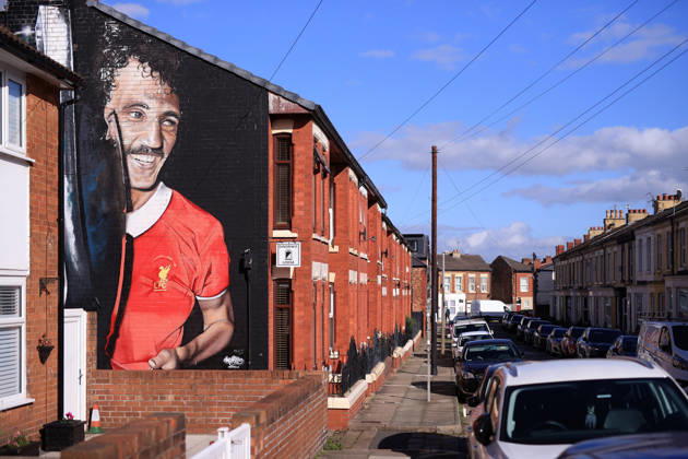 Liverpool gegen Manchester City, 11. Oktober 2026, Premier League, Liverpool gegen Manchester City: Ein Wandgemälde des ehemaligen Liverpool-Spielers Alan Kennedy ziert die Fassade am Ende einer Reihenhauszeile. Foto: Simon Stacpoole, Offside Liverpool, Großbritannien  Copyright: xSimonxStacpoolexOffside