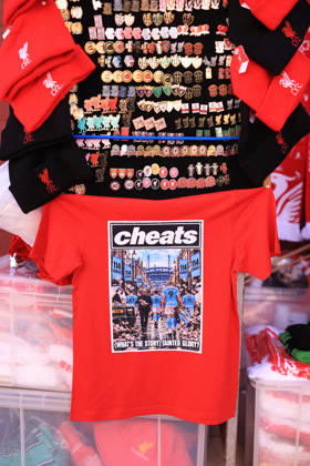 Liverpool gegen Manchester City, 11. Oktober 2026, Premier League: T-Shirts mit dem Aufdruck Liverpool gegen Manchester City sind im Verkauf – als Anspielung auf die jüngsten gerichtlichen Verurteilungen von Manchester City wegen Verstößen gegen die Finanzregeln. Foto: Simon Stacpoole, Offside Liverpool, Großbritannien  Copyright: xSimonxStacpoolexOffside