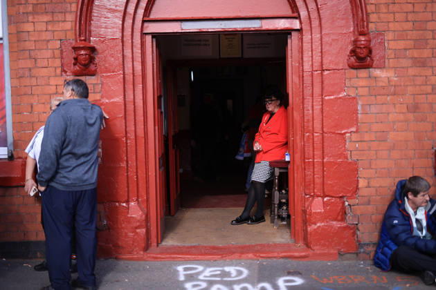 Liverpool gegen Manchester City, 11. Oktober 2026, Premier League, Liverpool gegen Manchester City. Eine Frau steht im Eingang des Pubs The Albert . Foto: Simon Stacpoole, Offside Liverpool, Großbritannien  Copyright: xSimonxStacpoolexOffside