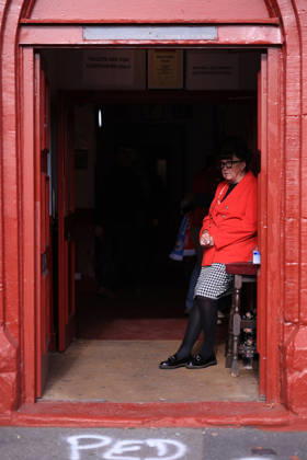 Liverpool gegen Manchester City, 11. Oktober 2026, Premier League, Liverpool gegen Manchester City. Eine Frau steht im Eingang des Pubs The Albert . Foto: Simon Stacpoole, Offside Liverpool, Großbritannien  Copyright: xSimonxStacpoolexOffside