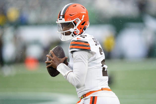 Oct 11, 2026; East Rutherford, NJ, USA; Cleveland Browns quarterback Shedeur Sanders (2) warms up prior to an NFL, American Football Herren, USA game against the New York Jets at MetLife Stadium. Mandatory Credit: -Cal Media East Rutherford USA - ZUMAc04_ 20261011_zma_c04_359 Copyright: xChrisxSzagolax