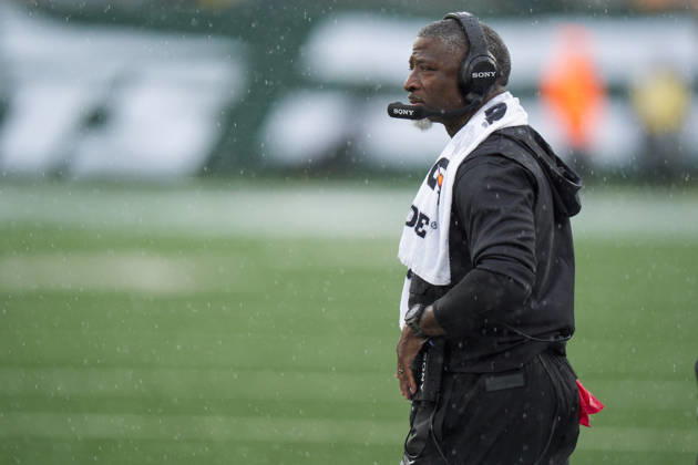 Oct 11, 2026; East Rutherford, NJ, USA; New York Jets head coach Aaron Glenn looks on during an NFL, American Football Herren, USA game against the Cleveland Browns at MetLife Stadium. Mandatory Credit: -Cal Media NFL 2026: Browns Vs Jets OCT 11 - ZUMAc04_ 20261011_zma_c04_424 Copyright: xChrisxSzagolax