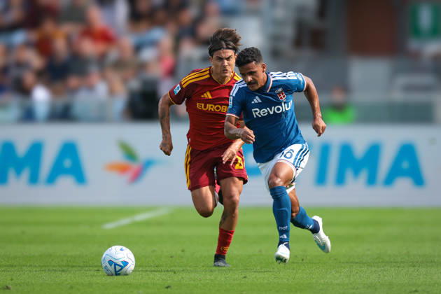 Como 1907 v AS Roma - Serie A - Season 2026-2027 Como, Italy, 11th October 2026. Kaiki Bruno Da Silva of Como 1907 is pursued by Paulo Dybala of AS Roma during the Como 1907 vs AS Roma Serie A match at Stadio Giuseppe Sinigaglia, Como. Picture credit should read: Jonathan Moscrop Como Stadio Giuseppe Sinigaglia Italy