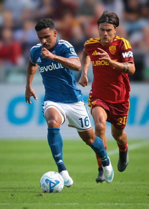 Como 1907 v AS Roma - Serie A - Season 2026-2027 Como, Italy, 11th October 2026. Kaiki Bruno Da Silva of Como 1907 is pursued by Paulo Dybala of AS Roma during the Como 1907 vs AS Roma Serie A match at Stadio Giuseppe Sinigaglia, Como. Picture credit should read: Jonathan Moscrop Como Stadio Giuseppe Sinigaglia Italy
