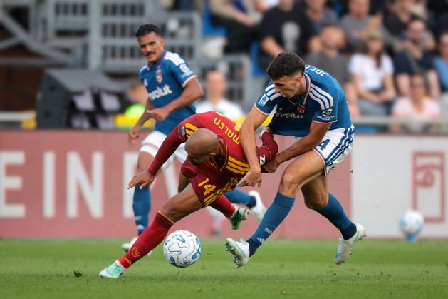 Como 1907 v AS Roma - Serie A - Season 2026-2027 Como, Italy, 11th October 2026. Kaiki Bruno Da Silva of Como 1907 looks on as team mate Jacobo Ramon of Como 1907 wrestles with Donyell Malen of AS Roma during the Como 1907 vs AS Roma Serie A match at Stadio Giuseppe Sinigaglia, Como. Picture credit should read: Jonathan Moscrop Como Stadio Giuseppe Sinigaglia Italy