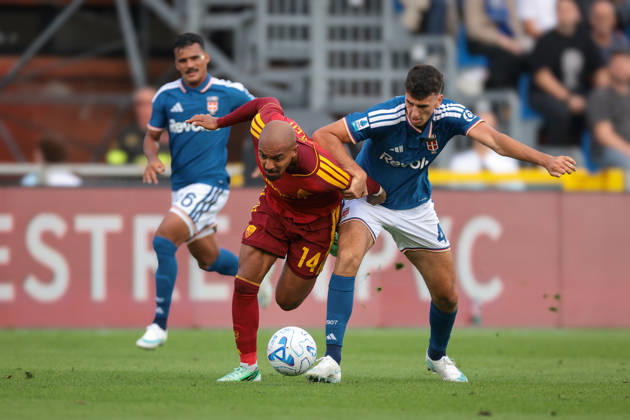Como 1907 v AS Roma - Serie A - Season 2026-2027 Como, Italy, 11th October 2026. Kaiki Bruno Da Silva of Como 1907 looks on as team mate Jacobo Ramon of Como 1907 wrestles with Donyell Malen of AS Roma during the Como 1907 vs AS Roma Serie A match at Stadio Giuseppe Sinigaglia, Como. Picture credit should read: Jonathan Moscrop Como Stadio Giuseppe Sinigaglia Italy