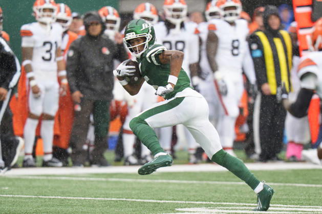 Oct 11, 2026; East Rutherford, NJ, USA; New York Jets wide receiver Garrett Wilson (5) with the catch as he runs it for a touchdown during an NFL, American Football Herren, USA game against the Cleveland Browns at MetLife Stadium. Mandatory Credit: -Cal Media East Rutherford USA - ZUMAc04_ 20261011_zma_c04_429 Copyright: xChrisxSzagolax