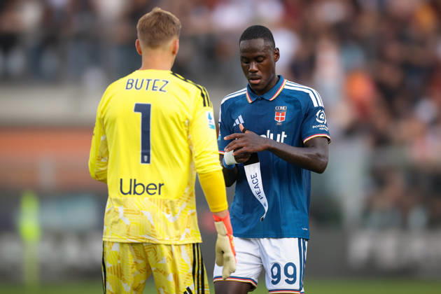 Como 1907 v AS Roma - Serie A - Season 2026-2027 Como, Italy, 11th October 2026. Trevoh Chalobah of Como 1907 places the captain™s armband on team mate Jean Butez after Lucas Da Cunha was substituted during the Como 1907 vs AS Roma Serie A match at Stadio Giuseppe Sinigaglia, Como. Picture credit should read: Jonathan Moscrop Como Stadio Giuseppe Sinigaglia Italy