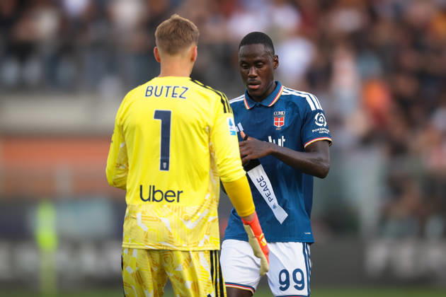 Como 1907 v AS Roma - Serie A - Season 2026-2027 Como, Italy, 11th October 2026. Trevoh Chalobah of Como 1907 places the captain™s armband on team mate Jean Butez after Lucas Da Cunha was substituted during the Como 1907 vs AS Roma Serie A match at Stadio Giuseppe Sinigaglia, Como. Picture credit should read: Jonathan Moscrop Como Stadio Giuseppe Sinigaglia Italy