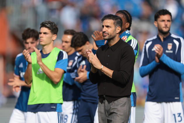 Como 1907 v AS Roma - Serie A - Season 2026-2027 Como, Italy, 11th October 2026. Cesc Fabregas Head coach of Como 1907 applauds the fans along wit his players following the 0-0 draw in the Como 1907 vs AS Roma Serie A match at Stadio Giuseppe Sinigaglia, Como. Picture credit should read: Jonathan Moscrop Como Stadio Giuseppe Sinigaglia Italy