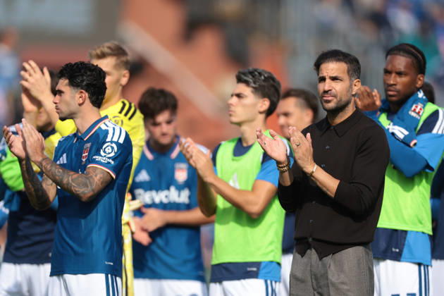 Como 1907 v AS Roma - Serie A - Season 2026-2027 Como, Italy, 11th October 2026. Cesc Fabregas Head coach of Como 1907 applauds the fans along wit his players following the 0-0 draw in the Como 1907 vs AS Roma Serie A match at Stadio Giuseppe Sinigaglia, Como. Picture credit should read: Jonathan Moscrop Como Stadio Giuseppe Sinigaglia Italy