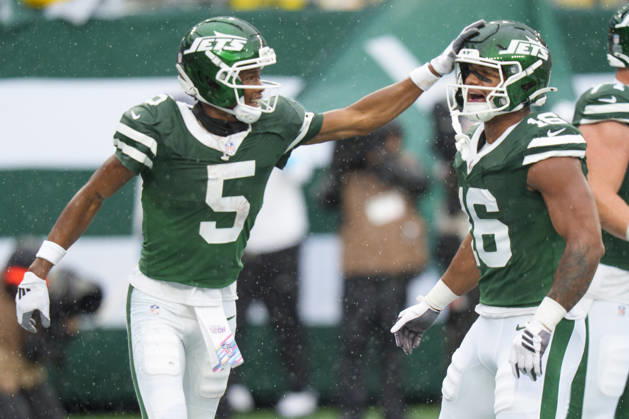Oct 11, 2026; East Rutherford, NJ, USA; New York Jets wide receiver Garrett Wilson (5) celebrates his touchdown with tight end Kenyon Sadiq (16) during an NFL, American Football Herren, USA game against the Cleveland Browns at MetLife Stadium. Mandatory Credit: -Cal Media East Rutherford USA - ZUMAc04_ 20261011_zma_c04_432 Copyright: xChrisxSzagolax