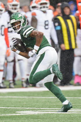 Oct 11, 2026; East Rutherford, NJ, USA; New York Jets wide receiver Garrett Wilson (5) with the catch as he runs it for a touchdown during an NFL, American Football Herren, USA game against the Cleveland Browns at MetLife Stadium. Mandatory Credit: -Cal Media NFL 2026: Browns Vs Jets OCT 11 - ZUMAc04_ 20261011_zma_c04_433 Copyright: xChrisxSzagolax