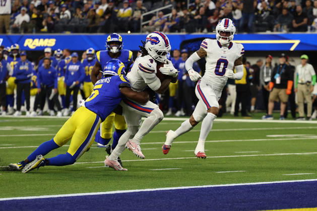 INGLEWOOD, CA - OCTOBER 12: James Cook III 4 of the Buffalo Bills carries the ball on a play that leads to a touchdown during an NFL, American Football Herren, USA game between the Buffalo Bills and the Los Angeles Rams on October 12, 2026, at SoFi Stadium in Inglewood, California. (Photo by Greg Fiore Icon Sportswire) NFL: OCT 12 Bills at Rams EDITORIAL USE ONLY Icon2610121949