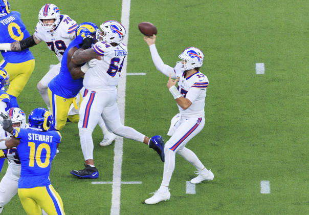 October 12, 2026, Inglewood, California, USA: 17 Josh Allen, QB of the Buffalo Bills throws a pass during their regular NFL, American Football Herren, USA season game against the Los Angeles Rams on Monday October 12, 2026 at SoFi Stadium in Inglewood, California. ARIANA RUIZ PI Rams Vs. Bills  - ZUMAp124 20261012_zaa_p124_022 Copyright: xArianaxRuizx