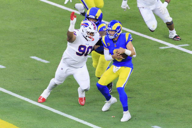 October 12, 2026, Inglewood, California, USA: 9 Matthew Stafford, QB of the Los Angeles Rams gets sacked by 90 DeWayne Carter, DT of the Buffalo Bills during their regular NFL, American Football Herren, USA season game on Monday October 12, 2026 at SoFi Stadium in Inglewood, California. ARIANA RUIZ PI Rams Vs. Bills - ZUMAp124 20261012_zaa_p124_026 Copyright: xArianaxRuizx