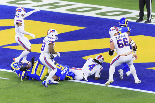 October 12, 2026, Inglewood, California, USA: 4 James Cook III, RB of the Buffalo Bills scores a touchdown during their regular NFL, American Football Herren, USA season game against the Los Angeles Rams on Monday October 12, 2026 at SoFi Stadium in Inglewood, California. ARIANA RUIZ PI Inglewood USA - ZUMAp124 20261012_zaa_p124_035 Copyright: xArianaxRuizx