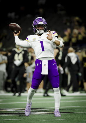 NEW ORLEANS, LA - OCTOBER 11: Kyler Murray 1 of the Minnesota Vikings warms up before a game against the New Orleans Saints at Caesars Superdome on October 11, 2026, in New Orleans, Louisiana. (Photo by Derick Hingle Icon Sportswire) NFL, American Football Herren, USA OCT 11 Vikings at Saints EDITORIAL USE ONLY Icon126261011060