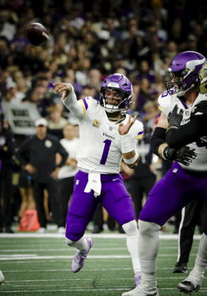 NEW ORLEANS, LA - OCTOBER 11: Kyler Murray 1 of the Minnesota Vikings throws a pass against the New Orleans Saints during the first half of a game at Caesars Superdome on October 11, 2026, in New Orleans, Louisiana. (Photo by Derick Hingle Icon Sportswire) NFL, American Football Herren, USA OCT 11 Vikings at Saints EDITORIAL USE ONLY Icon126261011083