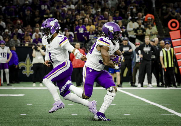 NEW ORLEANS, LA - OCTOBER 11: Kyler Murray 1 of the Minnesota Vikings hands off to Aaron Jones 33 of the Minnesota Vikings during the first half of a game against the New Orleans Saints at Caesars Superdome on October 11, 2026, in New Orleans, Louisiana. (Photo by Derick Hingle Icon Sportswire) NFL, American Football Herren, USA OCT 11 Vikings at Saints EDITORIAL USE ONLY Icon126261011072