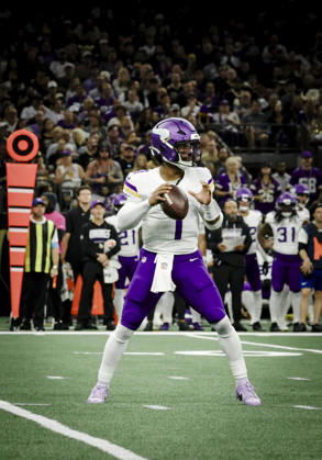 NEW ORLEANS, LA - OCTOBER 11: Kyler Murray 1 of the Minnesota Vikings looks to throw a pass against the New Orleans Saints during the first half of a game at Caesars Superdome on October 11, 2026, in New Orleans, Louisiana. (Photo by Derick Hingle Icon Sportswire) NFL, American Football Herren, USA OCT 11 Vikings at Saints EDITORIAL USE ONLY Icon126261011074