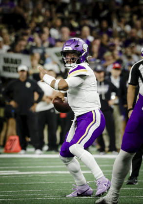 NEW ORLEANS, LA - OCTOBER 11: Kyler Murray 1 of the Minnesota Vikings looks to throw a pass against the New Orleans Saints during the first half of a game at Caesars Superdome on October 11, 2026, in New Orleans, Louisiana. (Photo by Derick Hingle Icon Sportswire) NFL, American Football Herren, USA OCT 11 Vikings at Saints EDITORIAL USE ONLY Icon126261011082