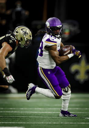 NEW ORLEANS, LA - OCTOBER 11: Aaron Jones 33 of the Minnesota Vikings runs against the New Orleans Saints during the first half of a game at Caesars Superdome on October 11, 2026, in New Orleans, Louisiana. (Photo by Derick Hingle Icon Sportswire) NFL, American Football Herren, USA OCT 11 Vikings at Saints EDITORIAL USE ONLY Icon126261011092