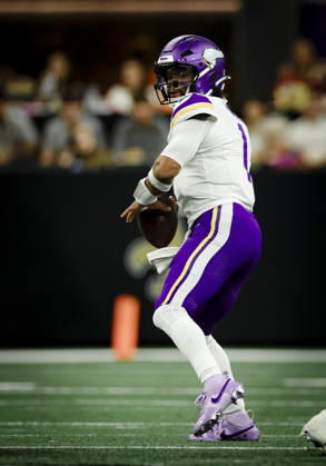 NEW ORLEANS, LA - OCTOBER 11: Kyler Murray 1 of the Minnesota Vikings looks to throw a pass against the New Orleans Saints during the first half of a game at Caesars Superdome on October 11, 2026, in New Orleans, Louisiana. (Photo by Derick Hingle Icon Sportswire) NFL, American Football Herren, USA OCT 11 Vikings at Saints EDITORIAL USE ONLY Icon126261011098