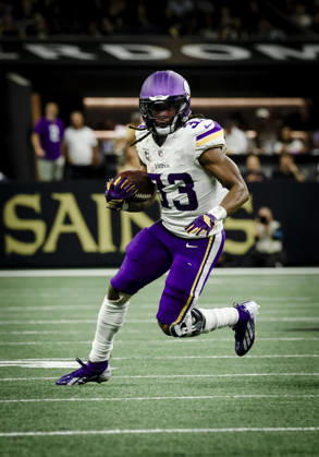 NEW ORLEANS, LA - OCTOBER 11: Aaron Jones 33 of the Minnesota Vikings runs against the New Orleans Saints during the second half of a game at Caesars Superdome on October 11, 2026, in New Orleans, Louisiana. (Photo by Derick Hingle Icon Sportswire) NFL, American Football Herren, USA OCT 11 Vikings at Saints EDITORIAL USE ONLY Icon126261011134