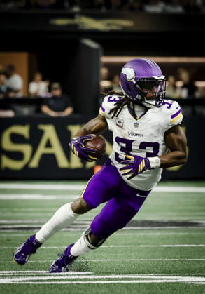 NEW ORLEANS, LA - OCTOBER 11: Aaron Jones 33 of the Minnesota Vikings runs against the New Orleans Saints during the second half of a game at Caesars Superdome on October 11, 2026, in New Orleans, Louisiana. (Photo by Derick Hingle Icon Sportswire) NFL, American Football Herren, USA OCT 11 Vikings at Saints EDITORIAL USE ONLY Icon126261011136