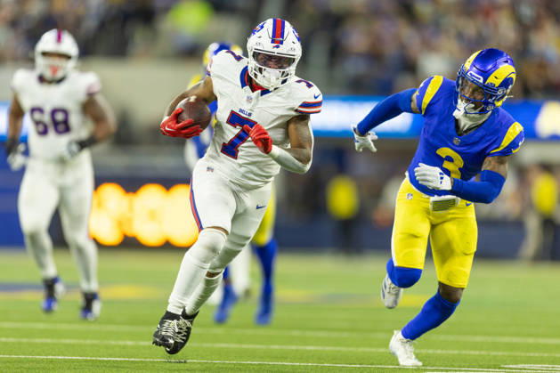 INGLEWOOD, CA - OCTOBER 12: Ray Davis 7 of the Buffalo Bills carries the ball for a touchdown in the second half of an NFL, American Football Herren, USA game between the Buffalo Bills and the Los Angeles Rams on October 12, 2026, at SoFi Stadium in Inglewood, California. (Photo by Greg Fiore Icon Sportswire) NFL: OCT 12 Bills at Rams EDITORIAL USE ONLY Icon2610123708