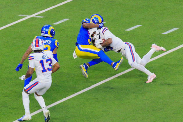 October 12, 2026, Inglewood, California, USA: 5 Kamren Kinchens, S of the Los Angeles Rams tackles 4 James Cook III, RB of the Buffalo Bills during a regular NFL, American Football Herren, USA game against the Buffalo Bills on Monday October 12, 2026 at SoFi Stadium in Inglewood, California. Rams lose to Bills, 34-37 in overtime. JAVIER ROJAS PI Rams Vs. Bills - ZUMAp124 20261012_zaa_p124_049 Copyright: xJavierxRojasx