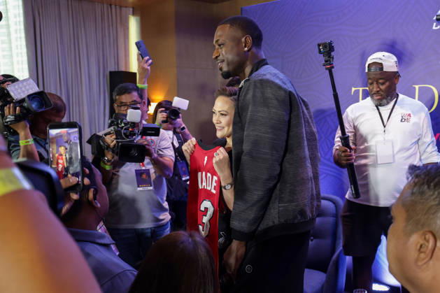 Former NB basketball player Dwyane Wade in Manila Former NBA, Basketball Herren, USA professional basketball player Dwyane Wade takes a picture with a fan during a press conference, PK, Pressekonferenz in Manila, Philippines, on October 13, 2026. Dwyane Wade is in Manila for a promotional tour from October 13-14. Manila PHILIPPINES  Copyright: xMatrixxImagesx xMarkxCristinox