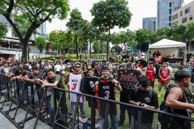 Former NB basketball player Dwyane Wade in Manila Fans of former NBA, Basketball Herren, USA professional basketball player Dwyane Wade lineup at an event venue in Manila, Philippines, on October 13, 2026. Dwyane Wade is in Manila for a promotional tour from October 13-14. Manila PHILIPPINES  Copyright: xMatrixxImagesx xMarkxCristinox