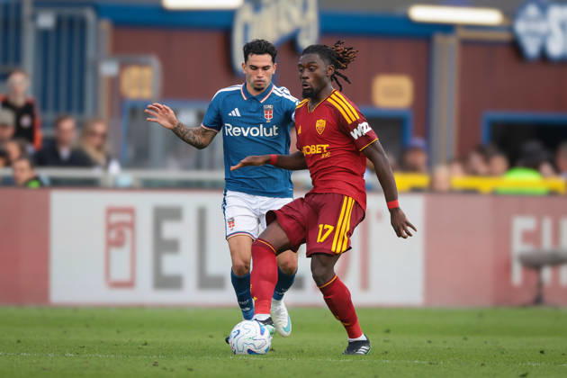 Como 1907 v AS Roma - Serie A - Season 2026-2027 Como, Italy, 11th October 2026. Manu Kone of AS Roma passes the ball as Lucas Da Cunha of Como 1907 closes in during the Como 1907 vs AS Roma Serie A match at Stadio Giuseppe Sinigaglia, Como. Picture credit should read: Jonathan Moscrop Como Stadio Giuseppe Sinigaglia Italy