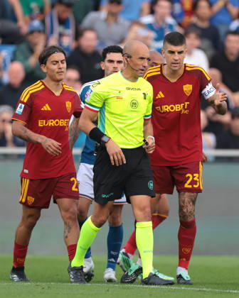 Como 1907 v AS Roma - Serie A - Season 2026-2027 Como, Italy, 11th October 2026. Lucas Da Cunha of Como 1907 and Donyell Malen of AS Roma look on as Paulo Dybala of AS Roma and Gianluca Mancini of AS Roma protest to the Referee Michael Fabbri following his decision to show a red card to Donyell Malen for a foul on Kaiki Bruno Da Silva of Como 1907 during the Como 1907 vs AS Roma Serie A match at Stadio Giuseppe Sinigaglia, Como. Picture credit should read: Jonathan Moscrop Como Stadio Giuseppe Sinigaglia Italy