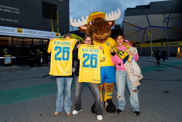 October 13, 2026: Mascot Nick with young Swedish fans ahead of the FIFA Women’s World Cup qualifying playoff soccer match between Sweden and Lithuania on October 13, 2026 in Stockholm. Photo by Caisa Rasmussen, BILDBYRÅN COP 353 JZ0769 soccer football fotball World Cup qualifier FIFA Women’s World Cup qualifier Sweden Lithuania women’s team audience mascot children youth  Copyright: CAISAxRASMUSSEN BB261013CR006