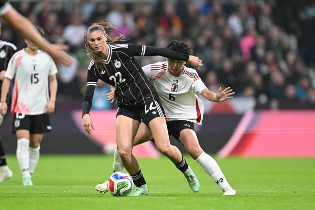 Women s International Match 26-27: Germany vs. Japan on October 13, 2026, at the Weserstadion in Bremen. Jule Brand of Germany in a one-on-one battle against Toko Koga of Japan MT
