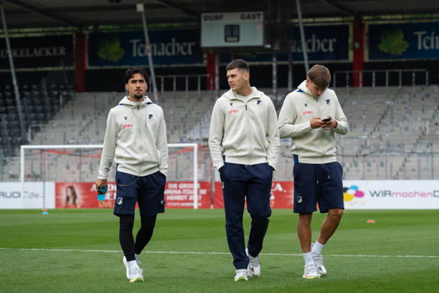 October 13, 2026, xjyhynx, Soccer 3rd Division, VfB Stuttgart U23 vs. TSG Hoffenheim II, from left: Yasin Zor (10), TSG Hoffenheim II; Jakov Dedic (36), TSG Hoffenheim II; and Santino Pistrol (40), TSG Hoffenheim II, during the field inspection in Aspach