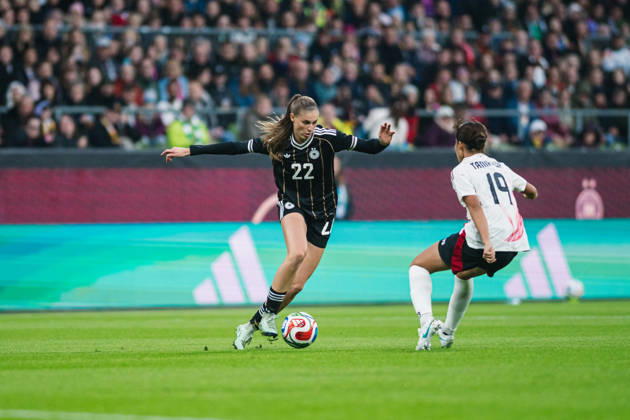 International Match: Germany vs. Japan, October 13, 2026; Jule Brand (Germany), 22, vs. Momoko Tanikawa (Japan), 19; Soccer; Women s National Team; International Match: Germany vs. Japan on October 13, 2026, at the Weserstadion, Bremen. DFB regulations prohibit any use of photographs as image sequences and or quasi-video. Copyright: xBEAUTIFULxSPORTS Tonhäuserx