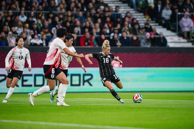 International Match: Germany vs. Japan, October 13, 2026; Linda Dallmann, Germany, 16, playing soccer; Women s National Team; International Match: Germany vs. Japan on October 13, 2026, at the Weserstadion, Bremen. DFB regulations prohibit any use of photographs as image sequences and or quasi-video. Copyright: xBEAUTIFULxSPORTS Tonhäuserx