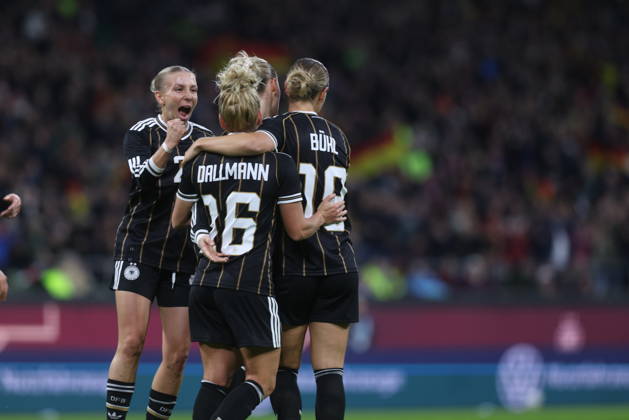 GER, Bremen, Germany vs. Japan, Soccer, FIFA, UEFA, 2026–2027 Season, Weserstadion, Friendly Match: Pictured from left: Linda Dallmann (Germany), Women’s National Team, Goal, celebration and joy, emotions, 1 1 DFB DFL REGULATIONS PROHIBIT ANY USE OF PHOTOGRAPHS AS IMAGE SEQUENCES AND OR QUASI-VIDEO, October 13, 2026 Copyright: HMBxMedia HendrikxHamelau