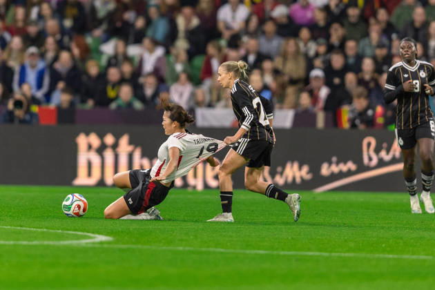 Soccer I Women s I 2026–2027 Season I Friendly Match I Germany vs. Japan I October 13, 2026: Sophia Kleinherne (23), Germany, fouls Momoko Tanikawa (19), Japan, and pulls on her jersey. Despair at the Weserstadion in Bremen, Germany Copyright: xLobeca CedricxSiefkerx