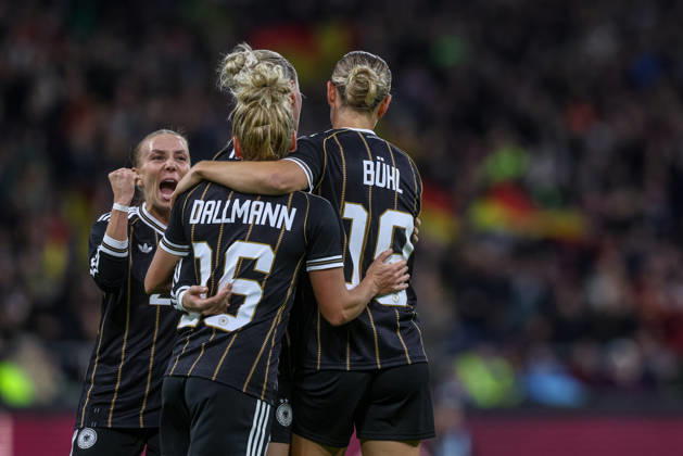 GER, Bremen, Germany vs. Japan, Soccer, FIFA, UEFA, 2026–2027 Season, Weserstadion, Friendly Match: Pictured (from left) Linda Dallmann (Germany), Women’s National Team, Goal, celebration and joy, emotions, 1 1 DFB DFL REGULATIONS PROHIBIT ANY USE OF PHOTOGRAPHS AS IMAGE SEQUENCES AND OR QUASI-VIDEO, October 13, 2026 Copyright: HMBxMedia HendrikxHamelau
