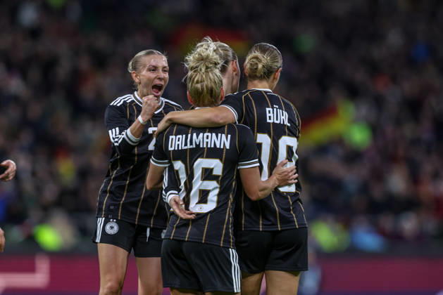 GER, Bremen, Germany vs. Japan, Soccer, FIFA, UEFA, 2026–2027 Season, Weserstadion, Friendly Match: Pictured (from left) Linda Dallmann (Germany), Women’s National Team, Goal, celebration and joy, emotions, 1 1 DFB DFL REGULATIONS PROHIBIT ANY USE OF PHOTOGRAPHS AS IMAGE SEQUENCES AND OR QUASI-VIDEO, October 13, 2026 Copyright: HMBxMedia HendrikxHamelau