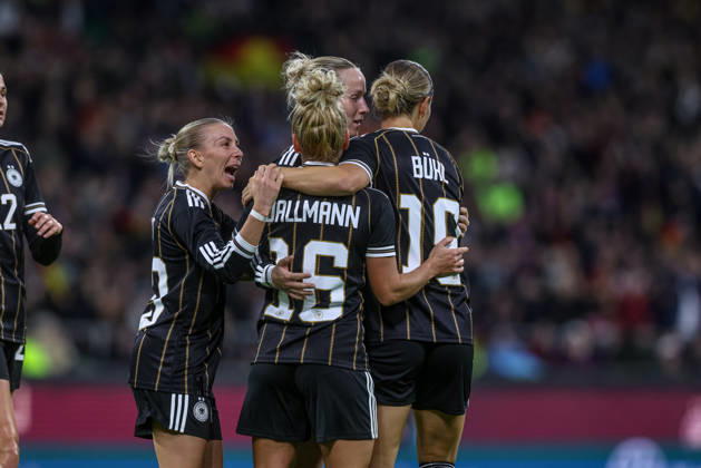 GER, Bremen, Germany vs. Japan, Soccer, FIFA, UEFA, 2026–2027 Season, Weserstadion, Friendly Match: Pictured (from left) Linda Dallmann (Germany), Women’s National Team, Goal, celebration and joy, emotions, 1 1 DFB DFL REGULATIONS PROHIBIT ANY USE OF PHOTOGRAPHS AS IMAGE SEQUENCES AND OR QUASI-VIDEO, October 13, 2026 Copyright: HMBxMedia HendrikxHamelau