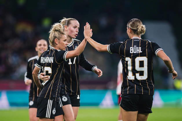 International Match: Germany vs. Japan, October 13, 2026, GOAL, CELEBRATION of the 1-1 goal by Linda Dallmann (Germany, No. 16), pictured here with Franziska Kett (Germany, No. 17) and Klara Bühl (Germany, No. 19). Soccer, Women’s National Team, international match between Germany and Japan on October 13, 2026, at the Weserstadion, Bremen. DFB regulations prohibit any use of photographs as image sequences and or quasi-video. Copyright: xBEAUTIFULxSPORTS Tonhäuserx