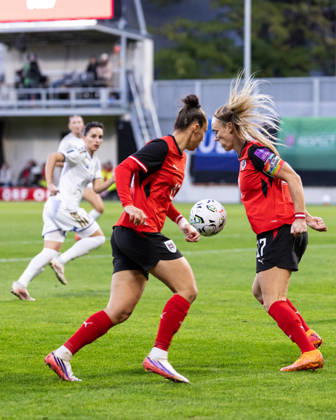 SOCCER - FIFA World Cup, WM, Weltmeisterschaft, Fussball 2027, quali, AUT vs KOS VIENNA,AUSTRIA,13.OCT.26 - SOCCER - FIFA Women s World Cup 2027, european qualifiers, OEFB international match, Länderspiel, Nationalmannschaft Austria vs Kosovo. Image shows Nicole Billa and Sarah Puntigam (AUT). GEPAxpictures xArminxRauthner