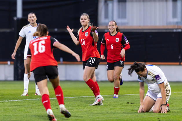 SOCCER - FIFA World Cup, WM, Weltmeisterschaft, Fussball 2027, quali, AUT vs KOS VIENNA,AUSTRIA,13.OCT.26 - SOCCER - FIFA Women s World Cup 2027, european qualifiers, OEFB international match, Länderspiel, Nationalmannschaft Austria vs Kosovo. Image shows the rejoicing of Annabel Schasching, Marie Hoebinger and Valentina Poetzl (AUT). GEPAxpictures xArminxRauthner