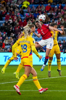 Soccer, World Cup Qualifiers, Women s Norway Romania Oslo 20261013 Norway s Elisabeth Terland in a duel with Romania s Maria Ficzay during the World Cup qualifying soccer match between Norway and Romania at Ullevaal Stadium on Tuesday. Photo: Heiko Junge, NTB, Oslo, Norway. EDITORIAL USE ONLY. RESTRICTED USE FOR BETCOMPANIES  Copyright: xHeikoxJungex xNTBx